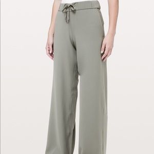 Lululemon on the fly wide leg size 6